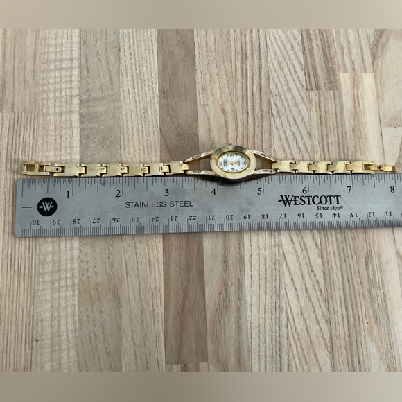 Faded Glory Ladies Watch Vintage Gold Tone Bracelet Silver Dial - Picture 10 of 10